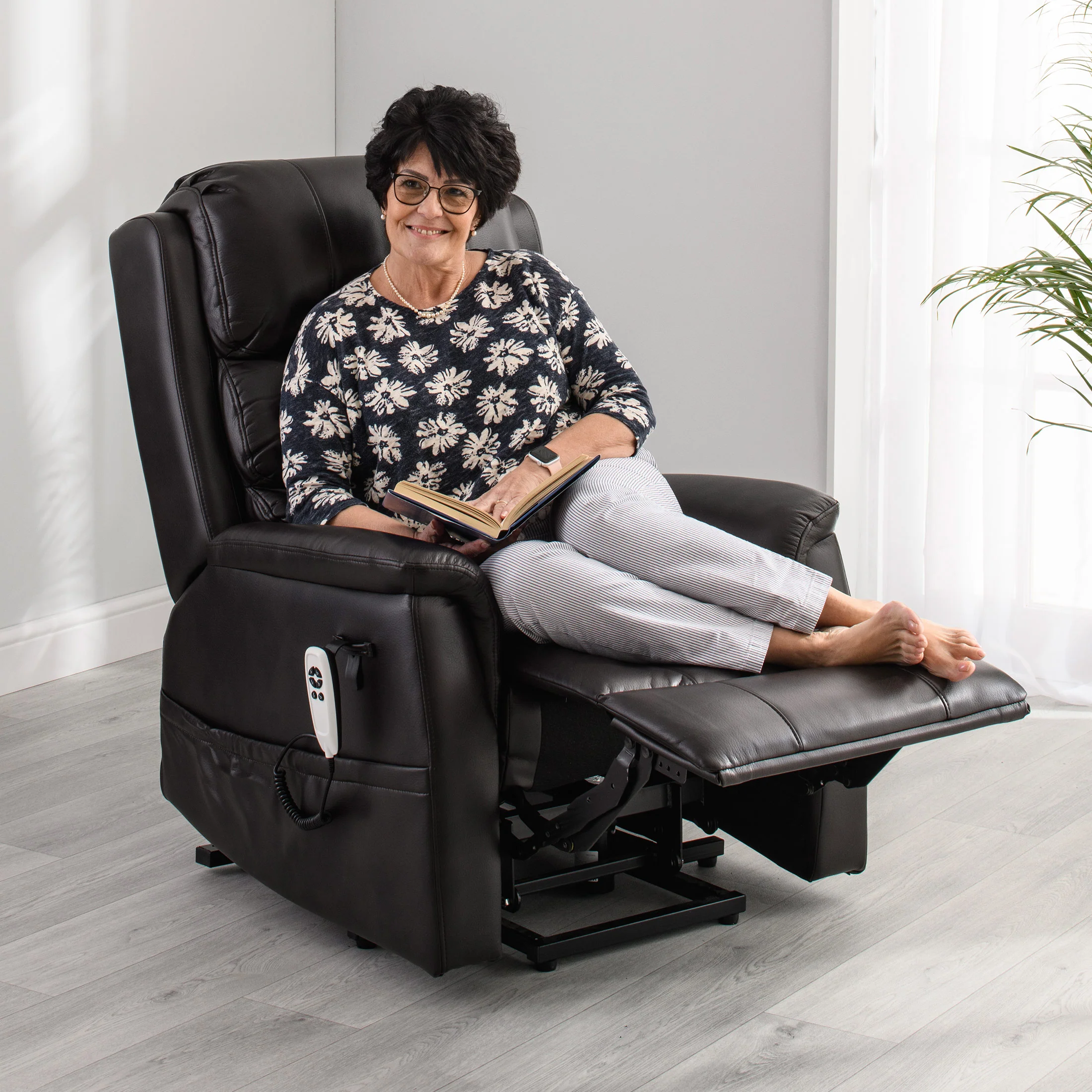 The Avon - Dual Motor Riser Recliner - Black - Image 3