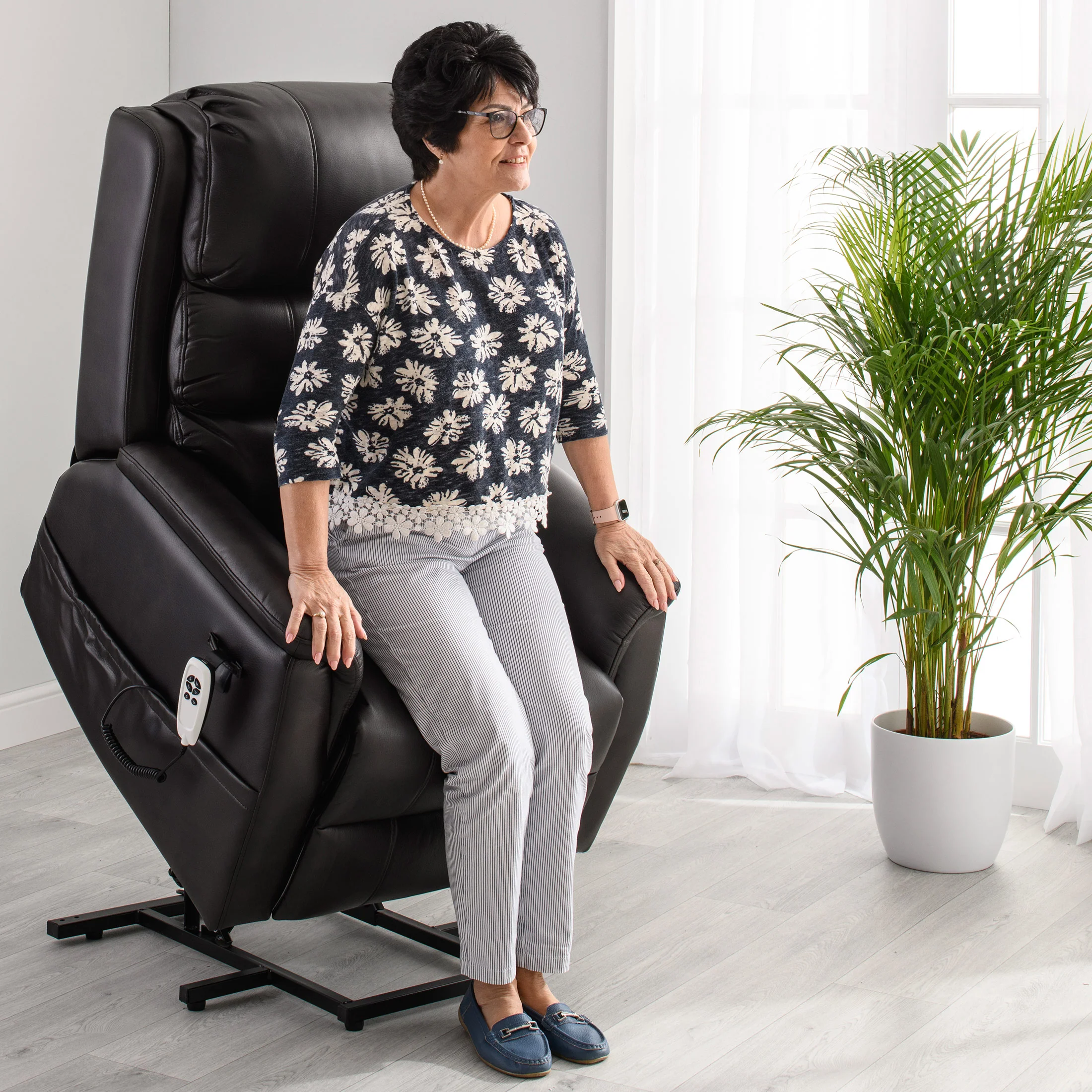 The Avon - Dual Motor Riser Recliner - Black - Image 4