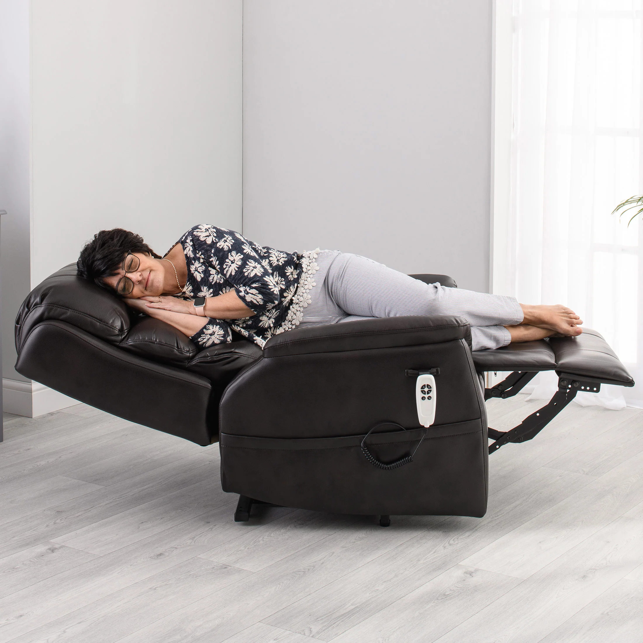 The Avon - Dual Motor Riser Recliner - Black - Image 5