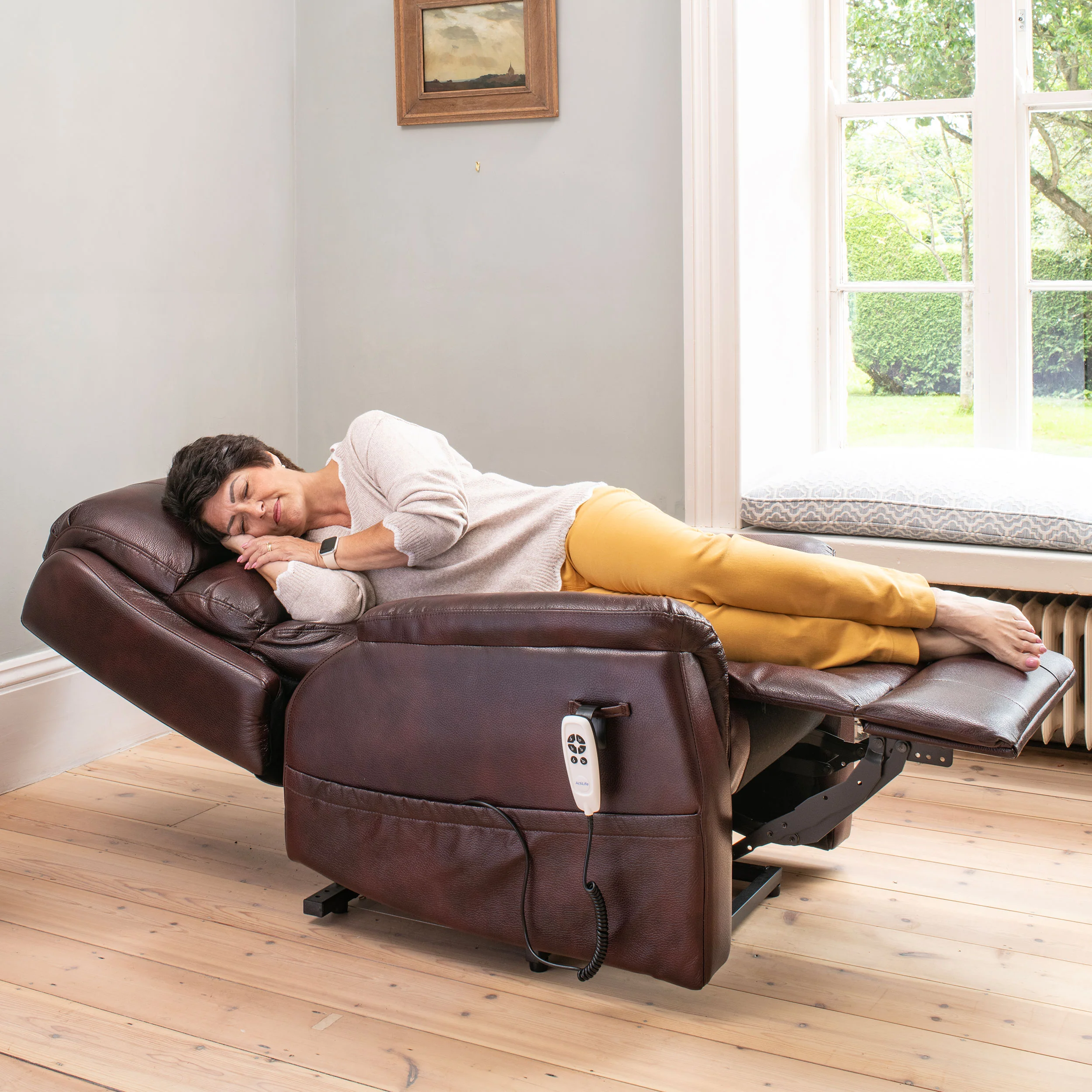 The Avon - Dual Motor Riser Recliner - Burgundy - Image 4