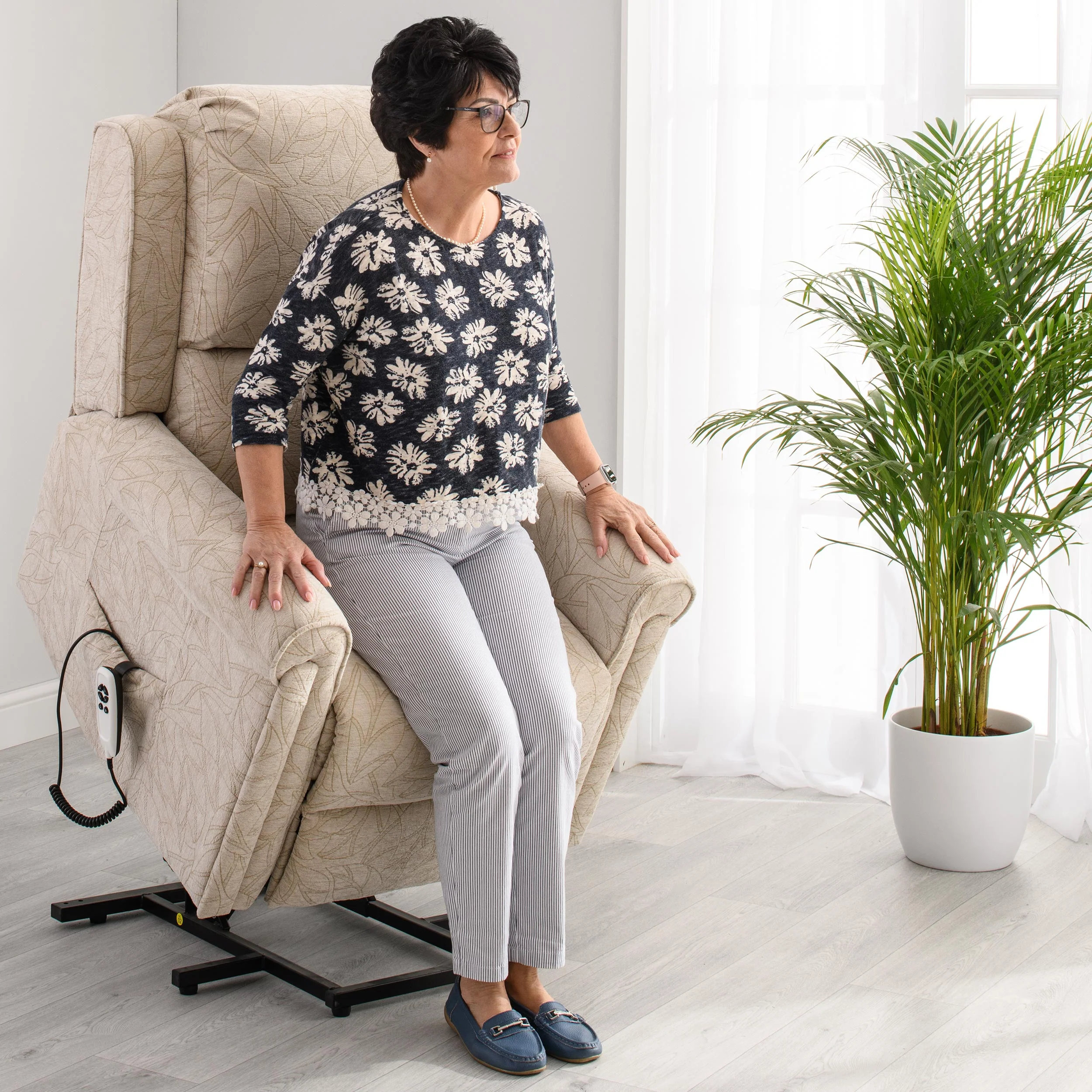 The Bourne - Dual Motor Riser Recliner - Cream - Image 3