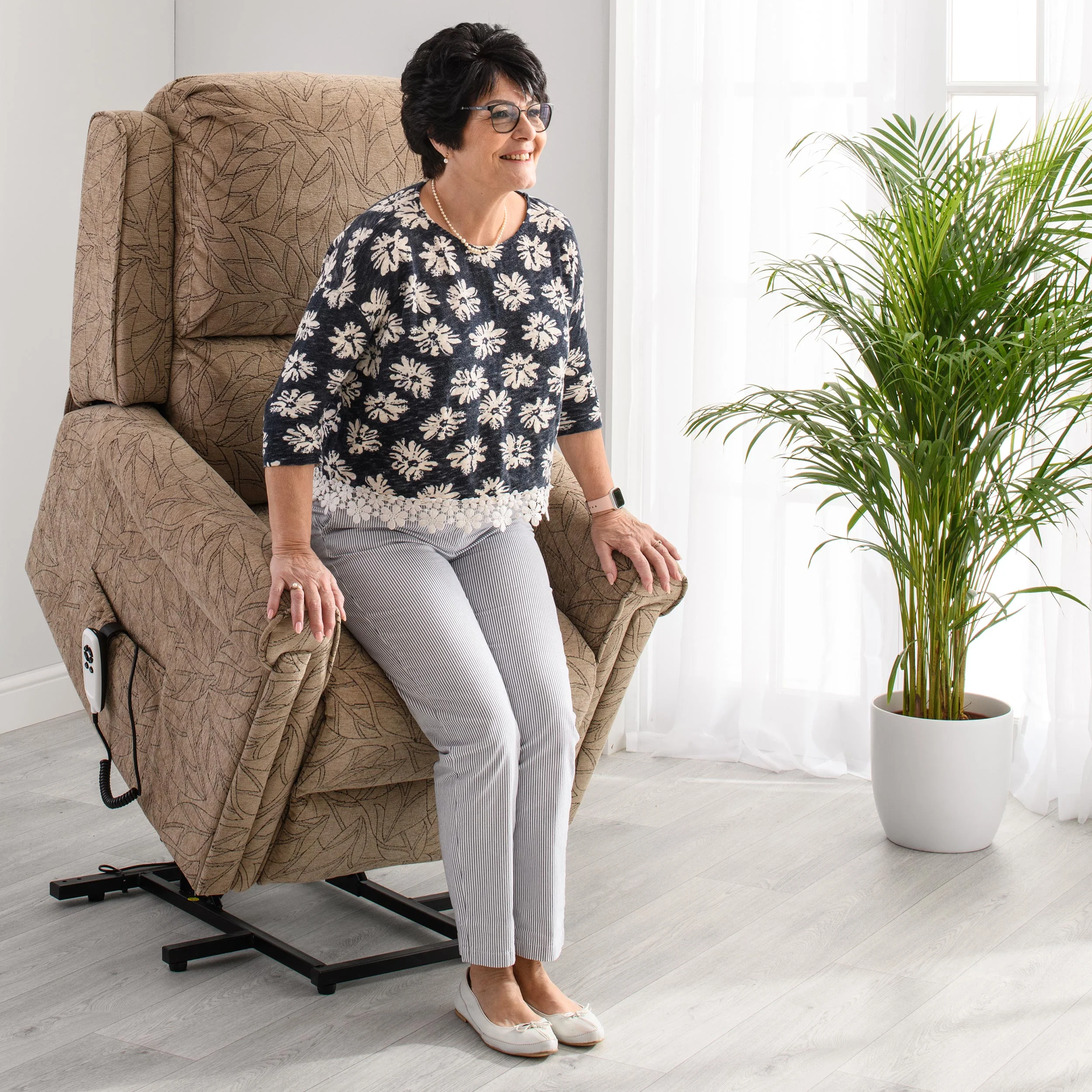 The Bourne - Dual Motor Riser Recliner - Latte - Image 3